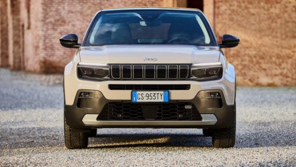 Jeep Avenger е на пазара също от скоро - от 2022 година.  С дължина 408 см, той  има минимум  380 литра в багажника (който пада до 355 в електрическата версия). Налични са три двигателя: бензинов, мек хибриден бензин и електрически. Първият предлага 1199 кубика със 101 к.с. Същите данни важат за мекия хибриден двигател, който обаче е по-ефективен от гледна точка на разхода на гориво - логично. В електрическата версия обаче Jeep Avenger крие под капака си двигател със 156 коня. Гарантираната автономност в цикъла WLTP е 400 км. Гарантирано, но не чакайте да идете до Бургас без зареждане.